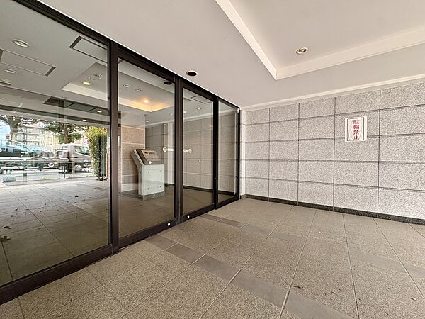 入り口が自動ドアのためお荷物等で手がふさがっていてもスムーズな入室が可能です。