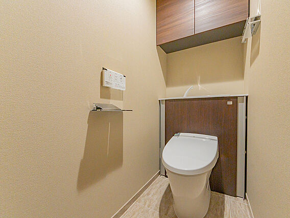 トイレには吊戸...