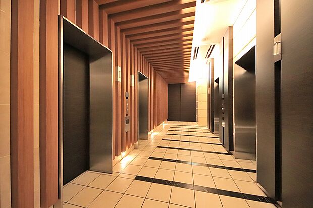 エレベーターホール　エレベーターは計5基搭載