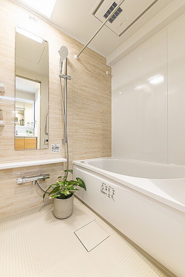 白を基調とした、清潔感のある浴室