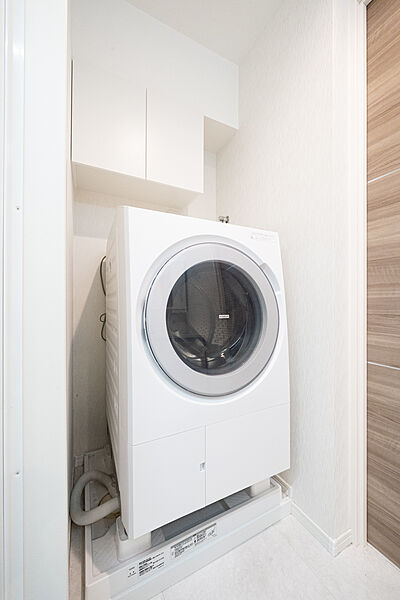 洗面所には洗濯機置き場として防水パンが備わっております。