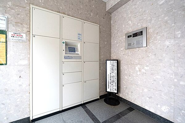 共用部に宅配ボックスがあり不在時の荷物の受取に便利です。