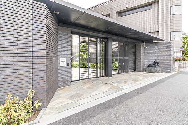 エントランスの自動ドアは非接触キーを受信機にかざすだけで開閉が出来ます。