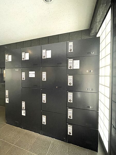 共用部に宅配ボックスがあるため、不在時にも荷物の受け取りが可能です。