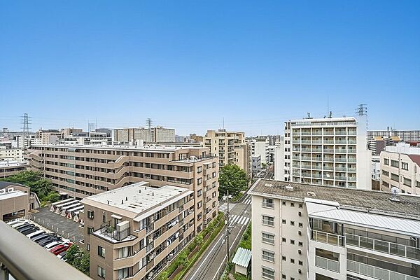 遮る建物が少なく、開放感のある眺望。広い空を望み、都心近接ながらゆとりを感じられる住環境です。