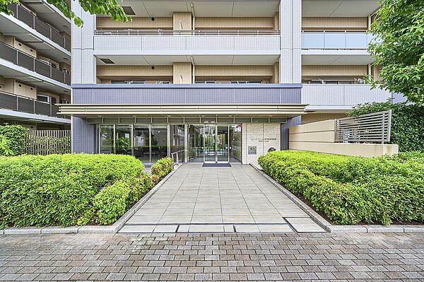 緑豊かな植栽に彩られたエントランスアプローチ。住まう方やゲストを優雅に迎える、品格ある迎賓空間です。