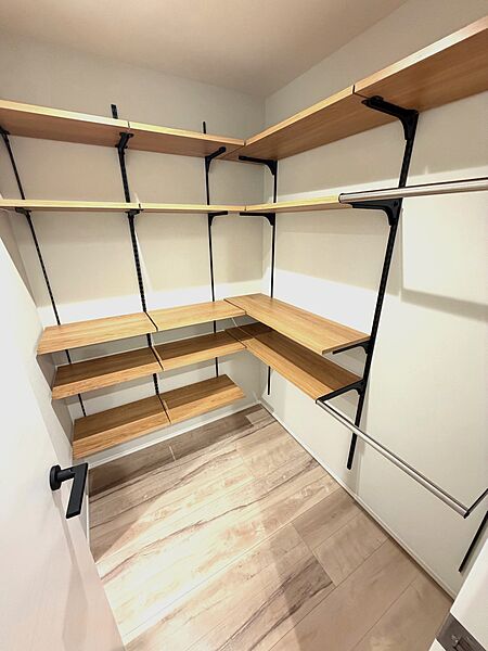 収納力の高いキッチン横マルチクロゼット