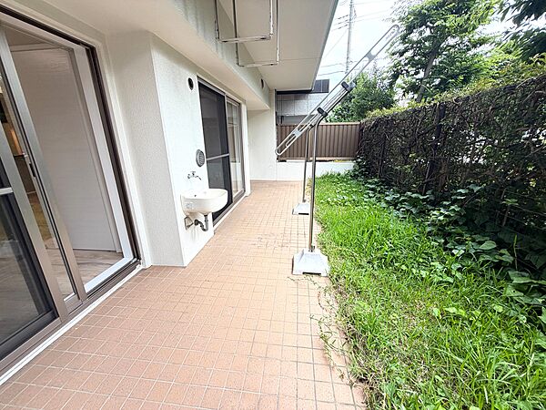 南西向きテラス　スロップシンクがあり、室内に入る前に汚れを洗い流すことができます