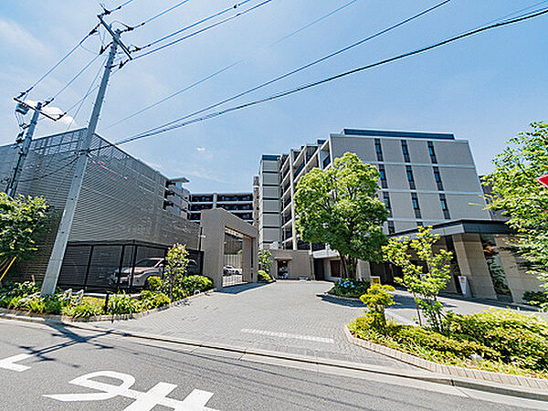 開放感あふれる車寄せと歩車分離による安全性を両立。