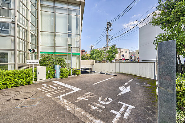 地下に居住者用の駐車場がございます