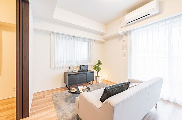 開口部が広く明るい印象のお部屋です。