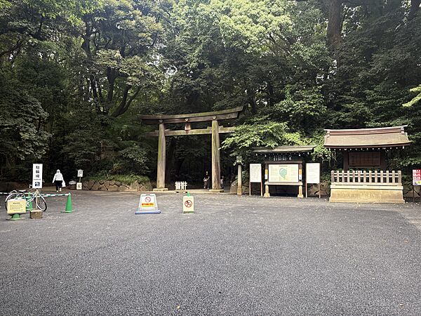 明治神宮　約560ｍ　徒歩7分