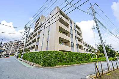 外観：野村不動産旧分譲のプラウドシリーズ　逆梁アウトフーレム工法を採用（バルコニー側）　重厚感のある外観
