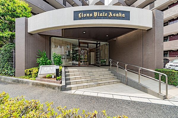 ゆとりあるエントランスアプローチを採用。お子様が手を離した際も安心です。