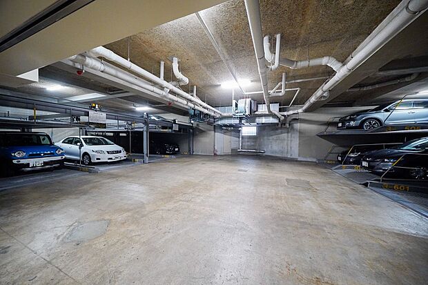 地下に専用使用権のある駐車場があります。（月額10000円　サイズ制限あり）