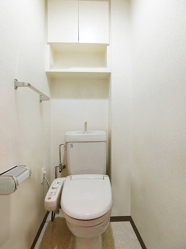 温水洗浄機能付き便座のあるトイレ　・現況写真と間取り図面をもとにCGで作成したリフォームイメージです