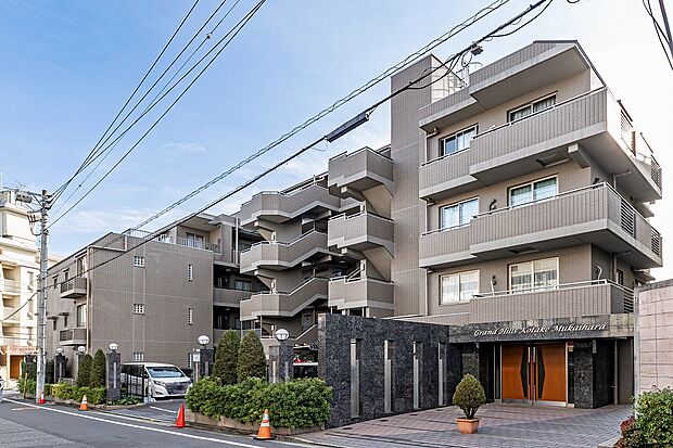 練馬区小竹町に位置する野村不動産旧分譲のマンションです。