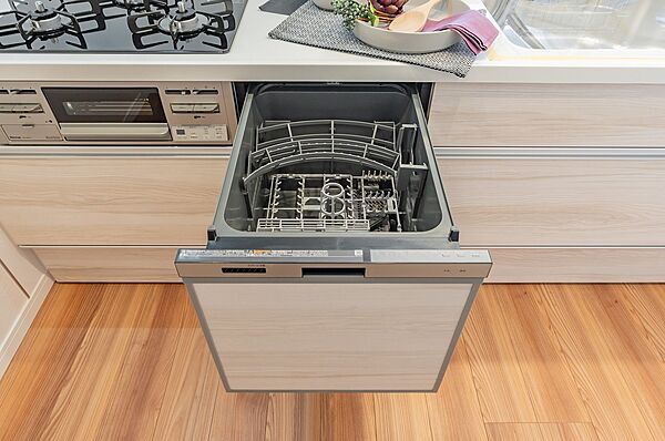 キッチンは食器洗浄乾燥機、ソフトクローズ引出、を装備。