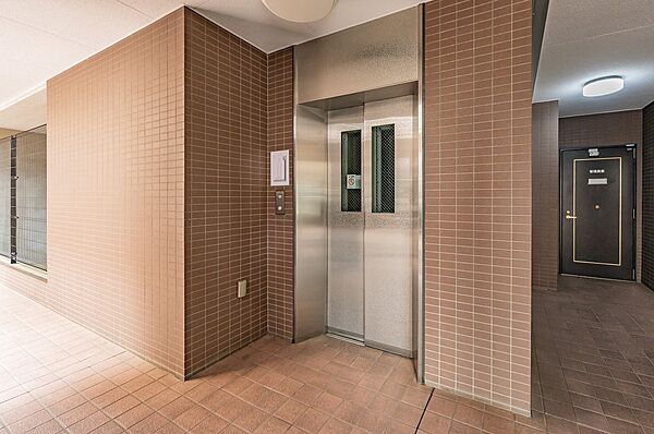 マンション内に2基のエレベーターが備わっています。忙しい朝の時間帯もスムーズに移動できます。