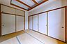 その他：和モダンな光天井が美しい（約6.0帖）押入・天袋付、天井高約2.48mの和室