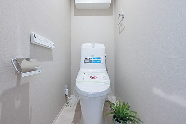 上部に吊り戸棚があるので、トイレットペーパーのストックや掃除用品を収納できます。