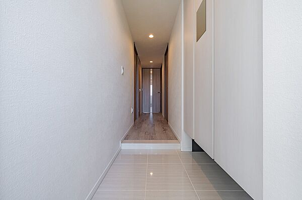 建具が白色と茶色で落ち着いた雰囲気です。