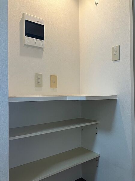 事前にモニターで来訪者の顔を確認してから対応できます。