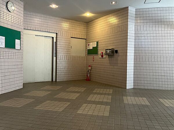 オートロックを抜けるとゆとりのあるロビーがあります。