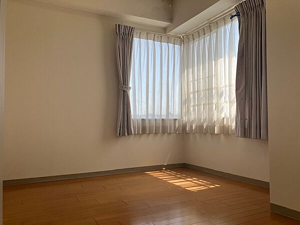 2面採光の居室のため晴れの日には明るい生活を過ごせます。
