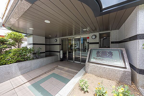 大きな庇のあるエントランス