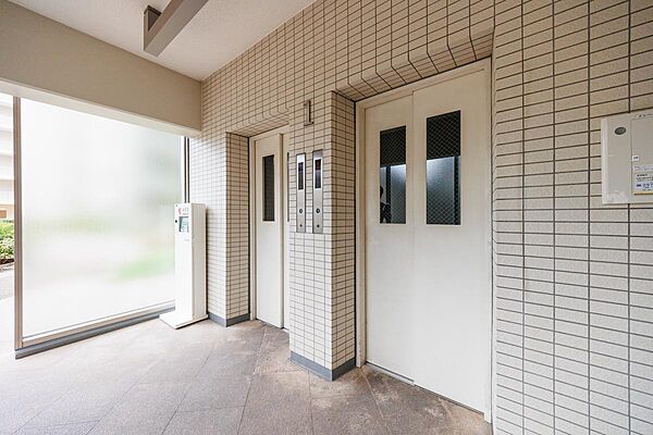 マンション内に4基のエレベーターが備わっています。忙しい朝の時間帯もスムーズに移動できます。