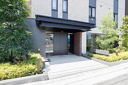 植栽が彩る落ち着いた雰囲気のエントランス