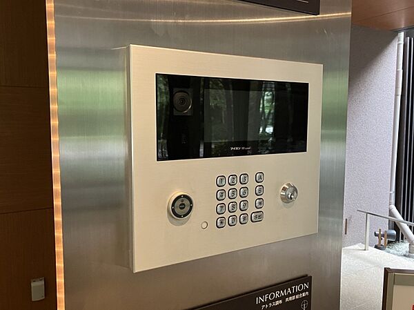 荷物が多い時に便利なタッチ式オートロックを採用
