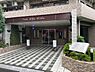 エントランス：エントランスの自動ドアは、不審者や勧誘員などの建物内立ち入りを防いでくれるオートロック付きです。