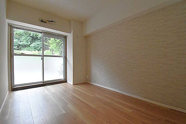 洋室　一部壁面にエコカラットを採用しています