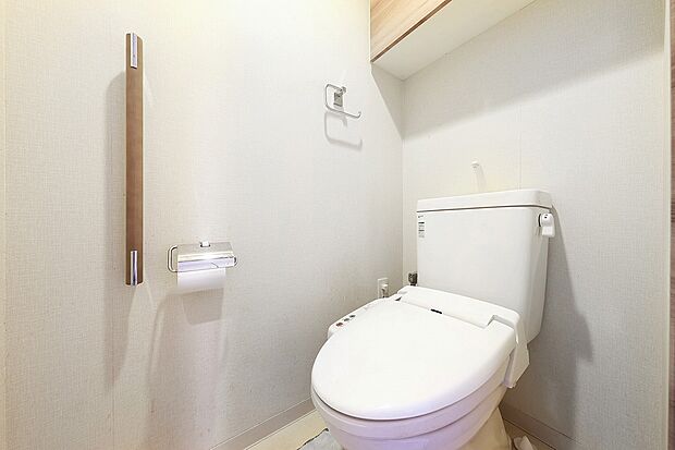 節水仕様の洗浄便座付トイレ。便座全体を流せるトルネード洗浄を採用 