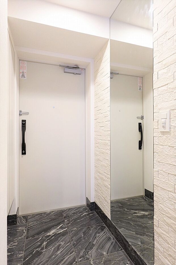 災害に備えた耐震枠付き玄関ドア　一部壁にはエコカラットを採用、姿見もございます