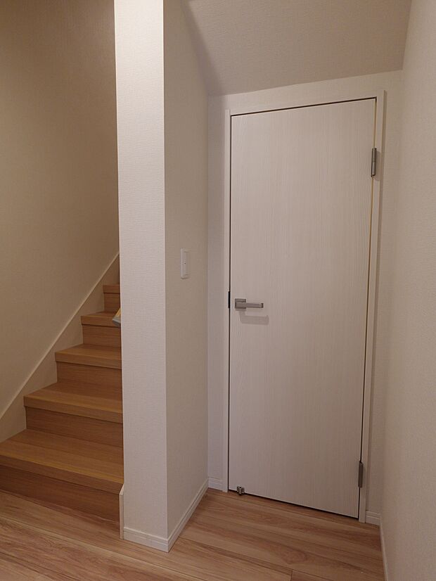 階段横の約0.8帖の納戸は使用頻度の低いものから日用品のストックまで幅広く収納が可能です