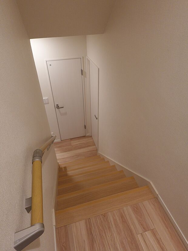 普段の生活スペースは玄関から階段を下りた先にございます