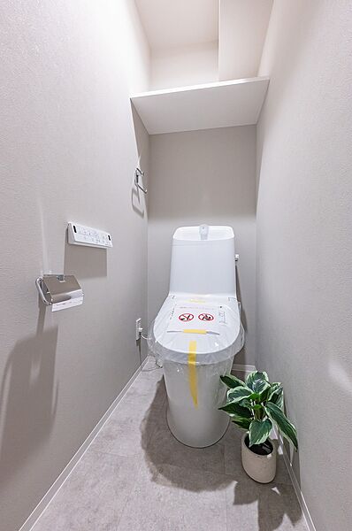 温水洗浄便座付きのトイレ