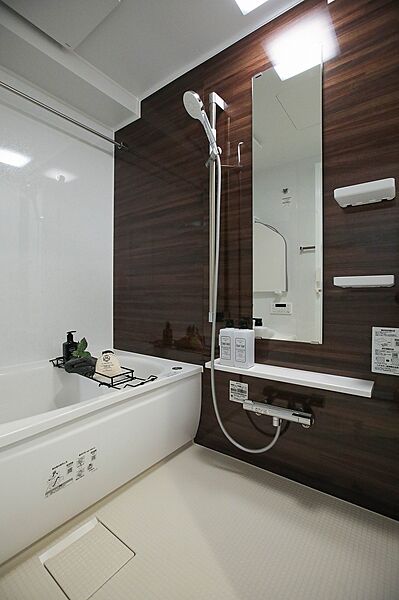 1416サイズの低床型の浴槽採用　TOTO製