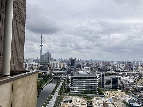 バルコニーからの眺望　　花火大会の開催および眺望は永続的に保証されるものではありません