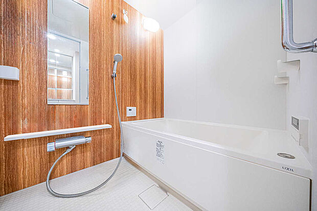 ミストサウナと浴室乾燥暖房機付きの浴室。 ＣＧ加工で空室を再現しています。