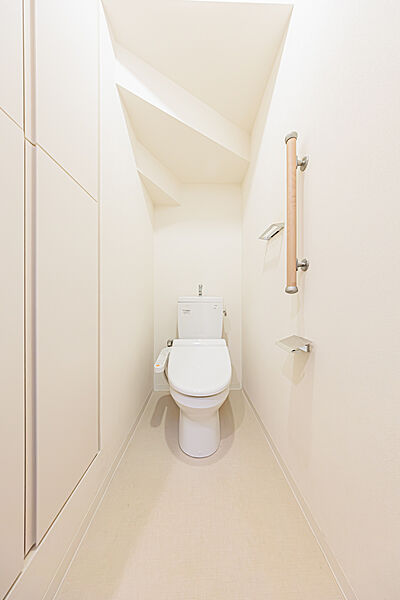 トイレには物入が付いているため消耗品の収納に便利