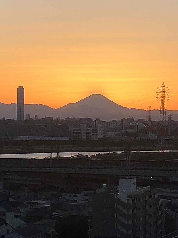 夕日に臨む富士山