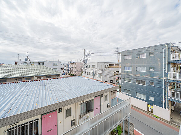 南向きバルコニーから南西方面を撮影。眺望は永続的に保証されるものではありません