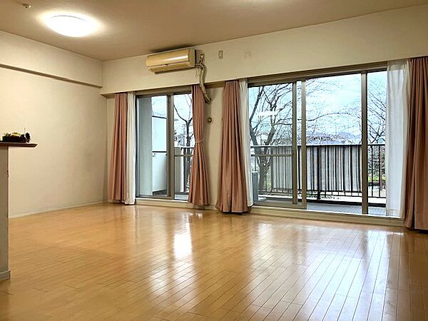 約18．0帖のリビングダイニング。東南向きバルコニーに面しており明るい空間です。