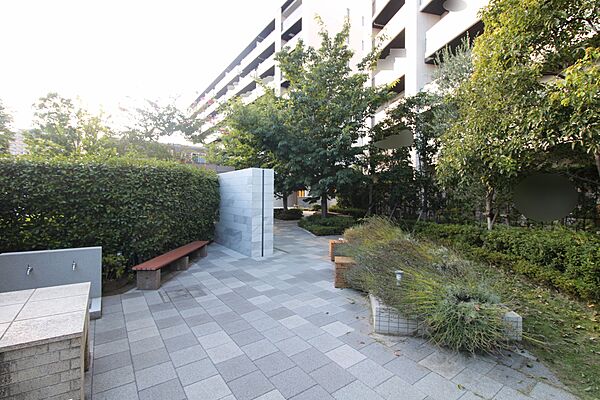 エントランス付近には瑞々しい緑と共にかまどツールやマンホールトイレ等の防災ツールを常備