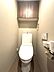 トイレ：上部に吊り戸棚があるので、トイレットペーパーのストックや掃除用品を収納できます。
