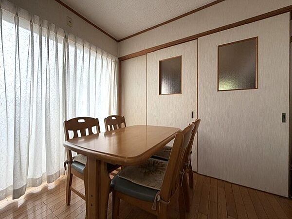 ダイニングには掃き出し窓を設けております